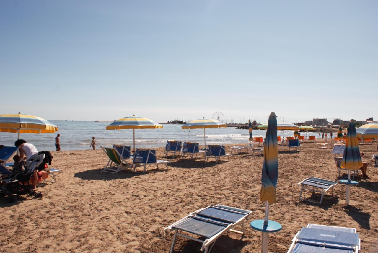 Hotel Caesar Paladium Ріміні Екстер'єр фото