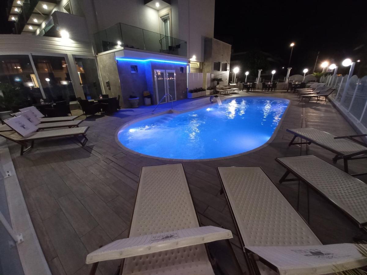 Hotel Caesar Paladium Ріміні Екстер'єр фото