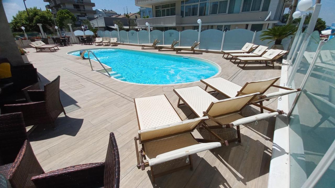 Hotel Caesar Paladium Ріміні Екстер'єр фото