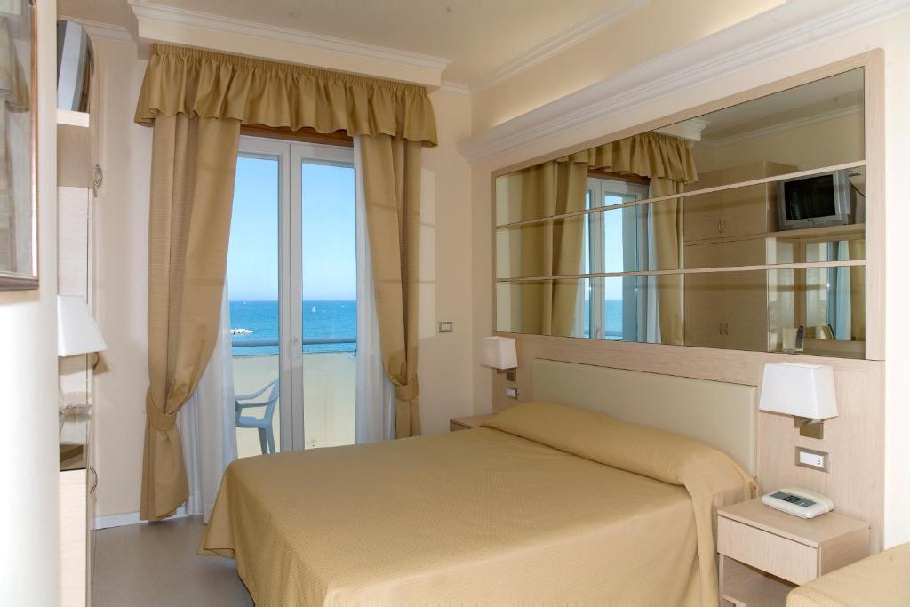 Hotel Caesar Paladium Ріміні Номер фото