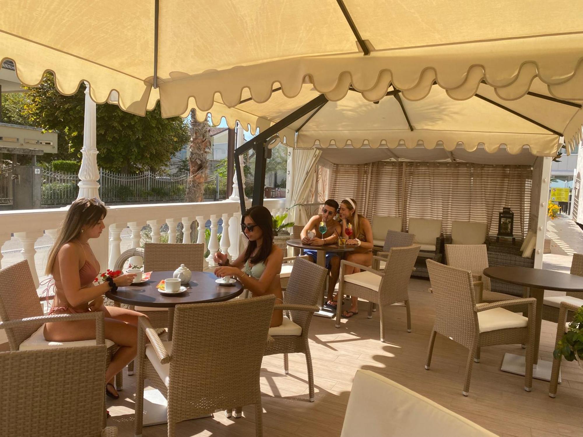Hotel Caesar Paladium Ріміні Екстер'єр фото